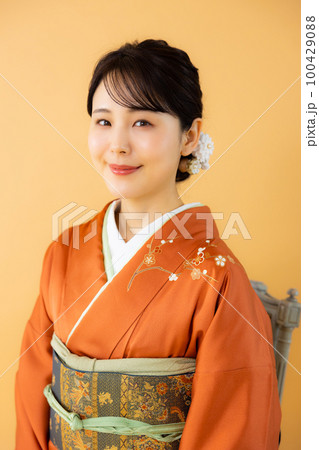 オレンジの訪問着の女性 100429088