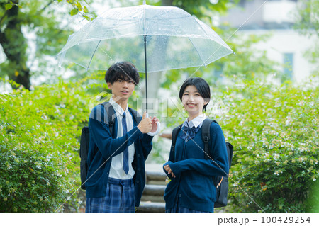 高校生 カップル 雨 高校生 カップル 雨 100429254
