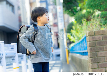小学生の男の子 100429317