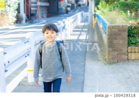 小学生の男の子 小学生の男の子 100429318
