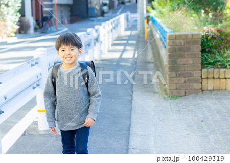 小学生の男の子 100429319