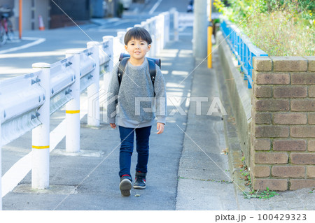 小学生の男の子 100429323