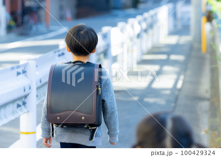 小学生の男の子 100429324