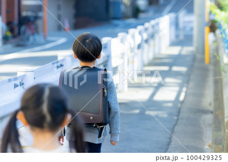 小学生の男の子 100429325
