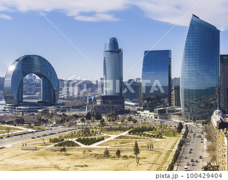 アゼルバイジャン・バクーの高層ビル群 Crescent Bay Baku, Azerbaijanの写真素材 100429404