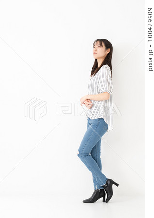 笑顔で上を向く女性 100429909