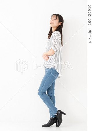 笑顔で上を向く女性 100429910