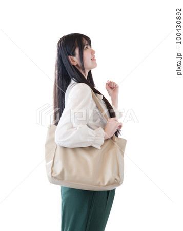 希望を胸にガッツポーズをする若い女性がひとりの写真素材 [100430892 