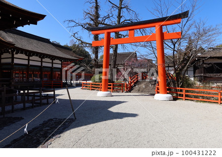 京都にある神社と寺の風景：世界遺産の下鴨神社の境内にある鳥居と輪橋と梅の風景 100431222