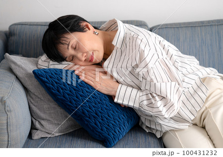 女性 疲労 うたた寝 女性 疲労 うたた寝 100431232