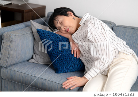女性　疲労　うたた寝 100431233