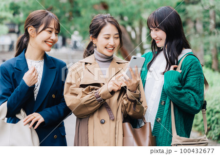 旅行をする女性3人組 100432677
