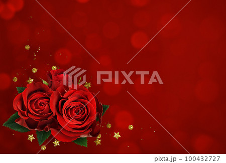 Red rose flowers in a corner floral arrangement on holiday background 100432727