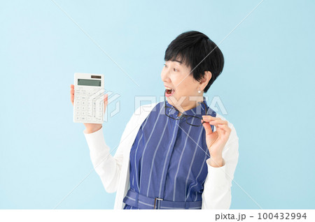 驚く女性 計算機 お金 驚く女性 計算機 お金 100432994
