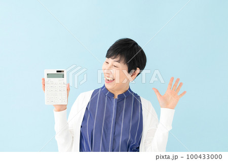 驚く女性　計算機　お金 100433000