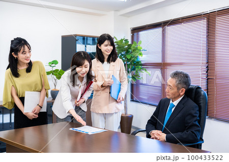 女性社員の意見を聴く役員 女性社員の意見を聴く役員 100433522