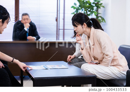 女性社員の意見を聴く役員 女性社員の意見を聴く役員 100433533