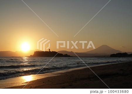 夕景の江ノ島と富士山 夕景の江ノ島と富士山 100433680