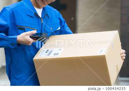 段ボールのバーコードを読み取る作業員　宅配便　デリバリースタッフ 100434235