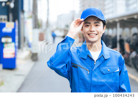 街角に立つ作業員 100434243