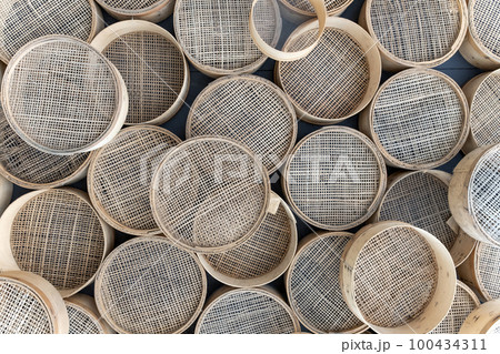 Lot of Vintage retro sieves for sifting flour and cereals. Set of sieves of various sizes. Background from kitchenware 100434311