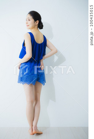 青いワンピースの女性　 100435015