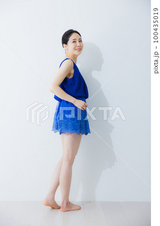 青いワンピースの女性 青いワンピースの女性 100435019