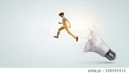 Man wearing virtual reality goggles 100435415