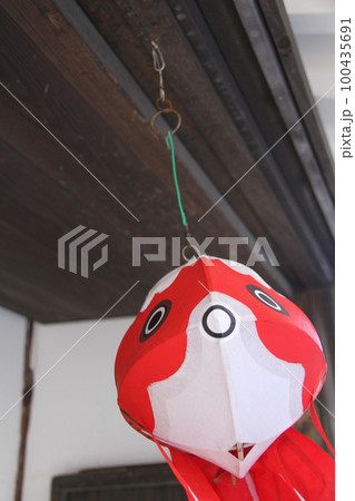 山口県観光『金魚ちょうちん』柳井市白壁の町並み  100435691