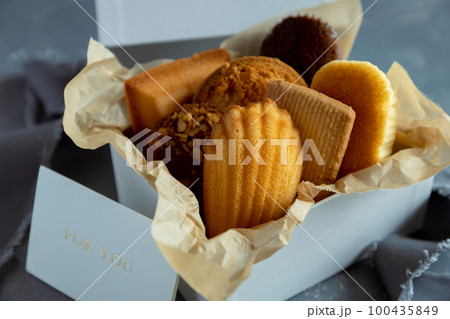 記念日、誕生日、ホワイトデーに使えるお菓子のプレゼントの箱 100435849