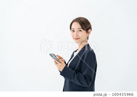 スマートフォンを操作する女性 スマートフォンを操作する女性 100435966