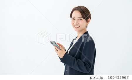 スマートフォンを操作する女性 スマートフォンを操作する女性 100435967