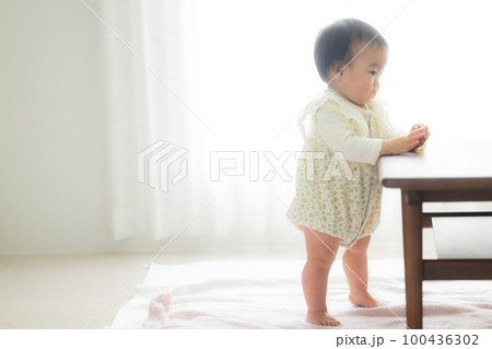 つかまり立ちする赤ちゃん つかまり立ちする赤ちゃん 100436302