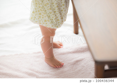 つかまり立ちする赤ちゃん 100436344
