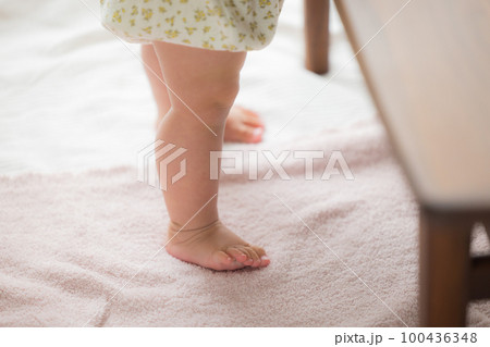 つかまり立ちする赤ちゃん 100436348