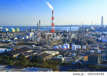 【三重県】四日市港ポートビルから見た四日市コンビナート 100436486