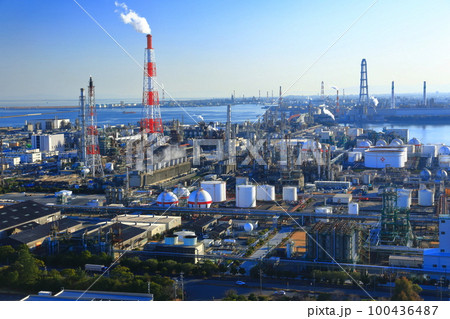 【三重県】四日市港ポートビルから見た四日市コンビナート 100436487