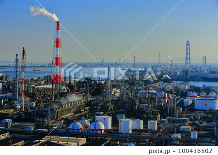 【三重県】四日市港ポートビルから見た四日市コンビナート 100436502