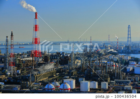 【三重県】四日市港ポートビルから見た四日市コンビナート 100436504
