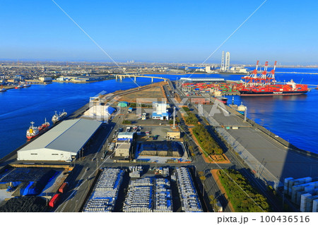 【三重県】四日市港ポートビルから見た四日市コンビナート 100436516
