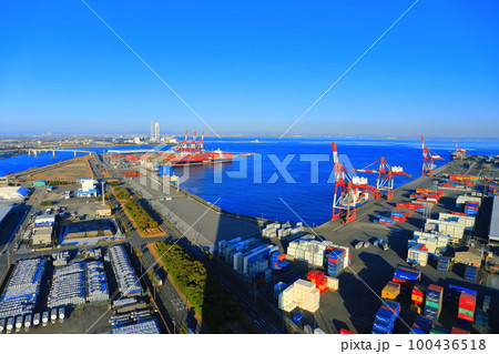 【三重県】四日市港ポートビルから見た四日市コンビナート 100436518