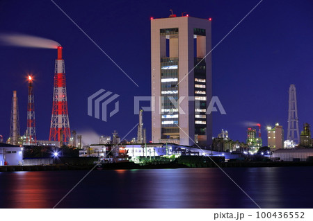 【三重県】四日市コンビナートの夜景 100436552