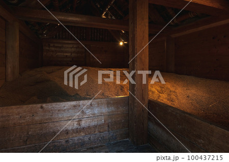 佐賀 吉野ヶ里遺跡 穀稲の倉庫の内部 100437215