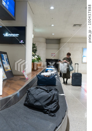 空港のスーツケース 100437888