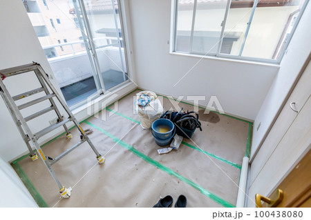 子供部屋のリフォーム 壁紙の貼り付け 子供部屋のリフォーム 壁紙の貼り付け 100438080