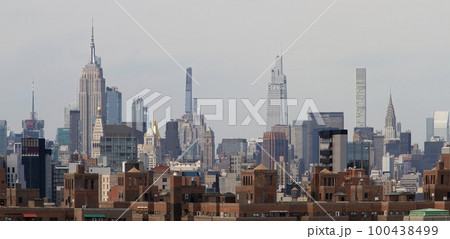 ニューヨークミッドタウンの高層ビルを望む景観 100438499