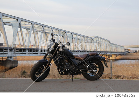 ホンダレブル(バイク)と鉄橋 ホンダレブル(バイク)と鉄橋 100438558