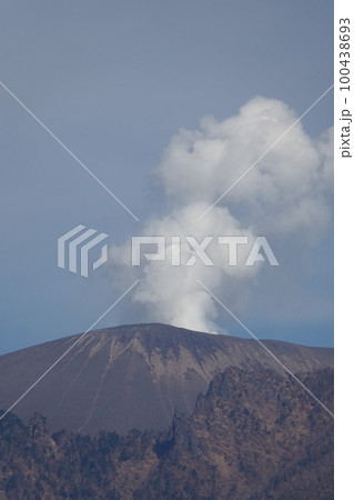 浅間山・活火山（飯綱高原から小噴火が良く見えた浅間山） 100438693