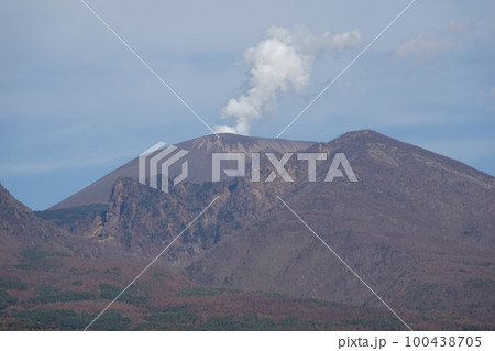 浅間山・活火山(飯綱高原から小噴火が良く見えた浅間山) 浅間山・活火山(飯綱高原から小噴火が良く見えた浅間山) 100438705