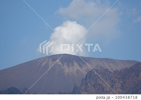浅間山・活火山(飯綱高原から小噴火が良く見えた浅間山) 浅間山・活火山(飯綱高原から小噴火が良く見えた浅間山) 100438718